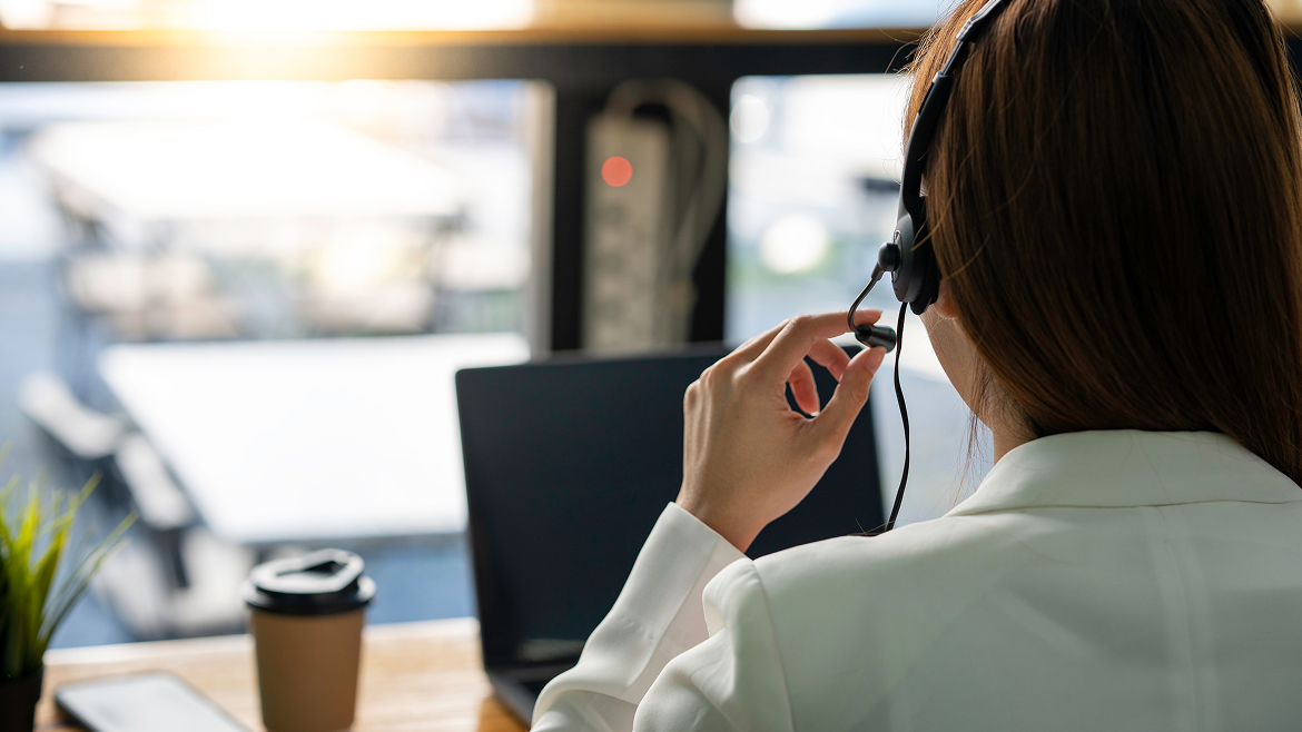 foto di una donna al telefono davanti ad un pc